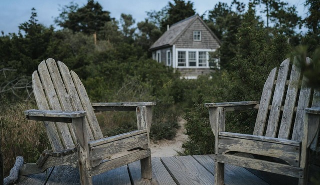Romantic Waterfront Artist Cottage