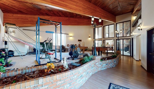 room for rent in 8100 sq ft mansion in country