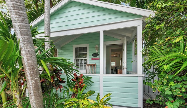 ~ROYAL POINCIANA COTTAGE~ Come and indulge yourself in some KW sunshine!
