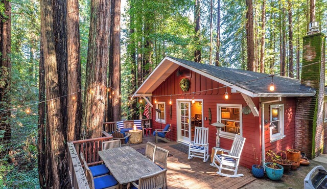 Russian River Retreat! Hot Tub Near Golf Dogs OK–Little Red House +