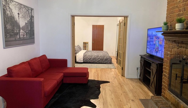 Rustic 2 Bedrooms, premium dowtown location