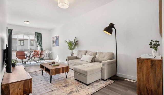 Rustic 2BR townhome, king bed, garage, near Aspen in Calgary