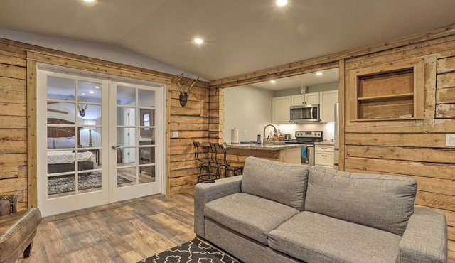 Rustic Anchorage Hideaway: Walk to Coastal Trail!