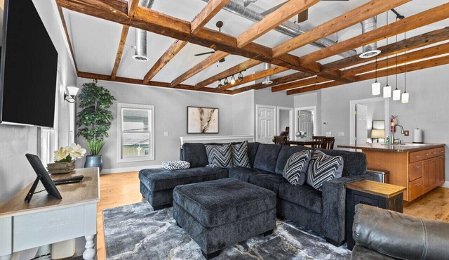 Rustic Charm 2BR Downtown Burl.