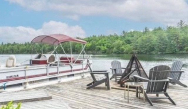 Rustic cottage in the Muskokas! Rare lakeside 4 BR, with dock, wifi + AC