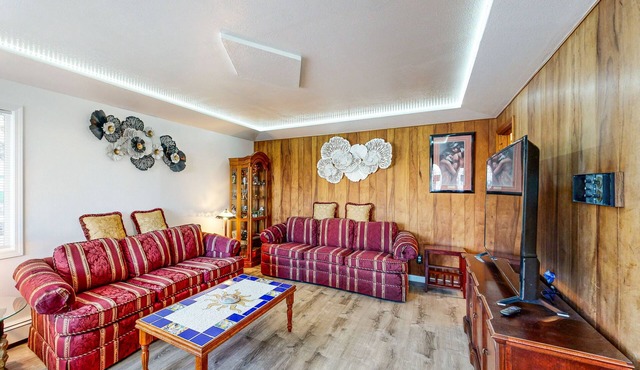 Rustic dog-friendly home close to skiing, mountains, and golf course in Anchorage