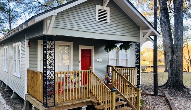 Rustic, Spacious 3BR Cottage on Bayou; Central Lafayette