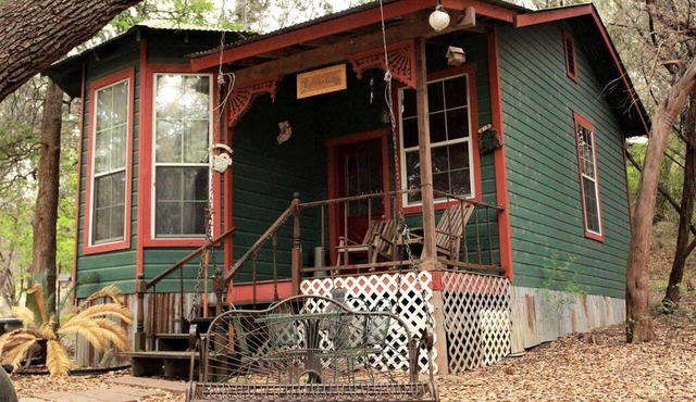 Rustic Victorian-Style Cottage Rental with Clawfoot Bathtub on Hamilton Creek, Texas
