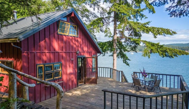Salish Sunset Cabin/Oceanfront in Private Forest
