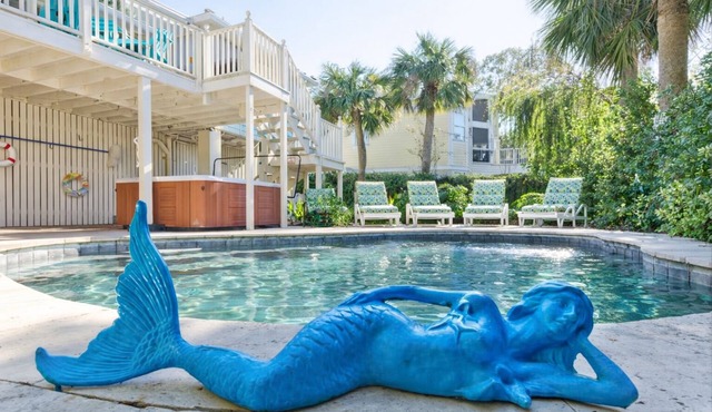Salty Mermaid Cottage, PRIVATE Heated Pool + Hot Tub Cabana, Walk to Beach