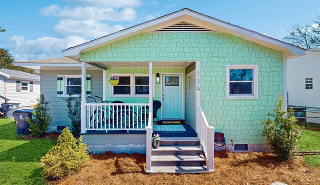 Salty Pearl: Dog-friendly coastal home with enclosed yard, fire pit and close to beach