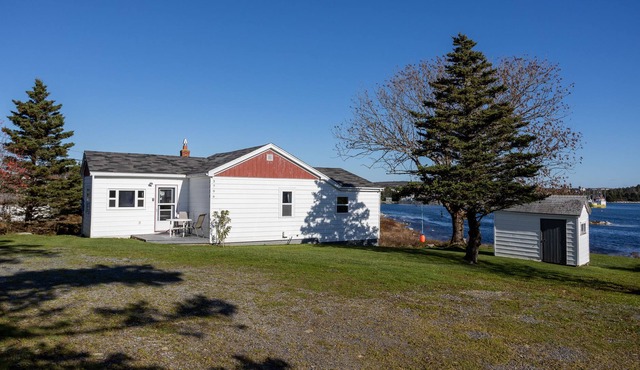 Sambro Cottage on the Ocean - Best of both!