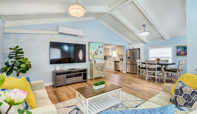 Sarasota Home with Screened Porch, Walk To Zoo!