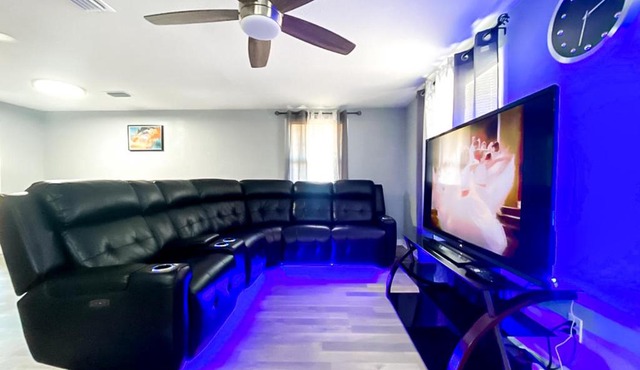 Sarasota Modern, Spacious, Comfy, Queen Beds, Backyard Rental