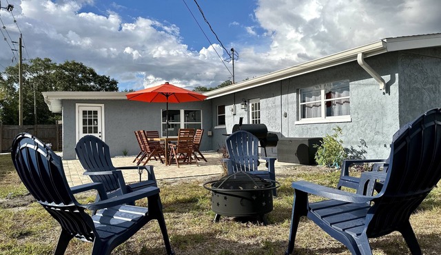 Sarasota Pet friendly family Vacation near Siesta Key beach - private backyard
