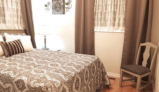Sarnia Central Six - BIG 6 BR 2 BA - patio and BBQ