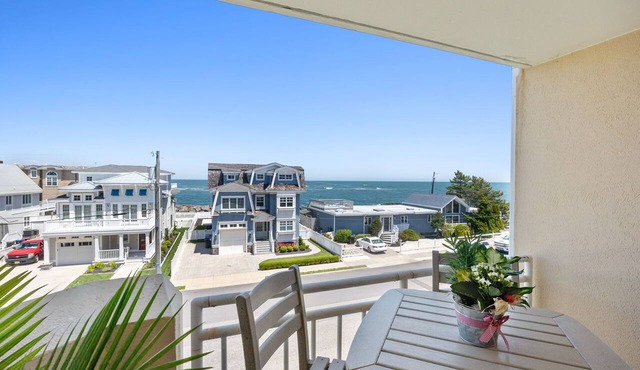 Sea La Vie - Oceanview Condo with Pool