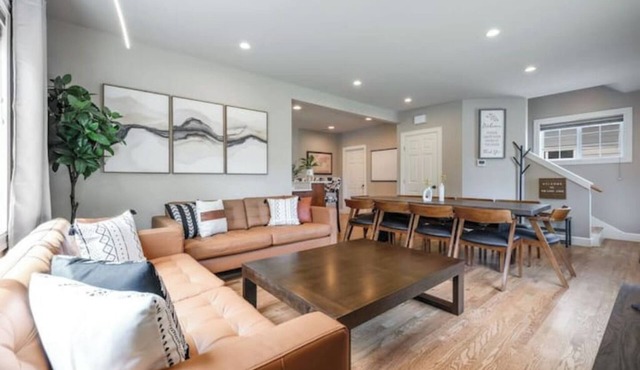 Seattle/Gorgeous 4 BR Home/Free Parkingn