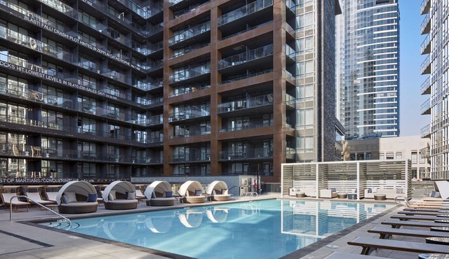 Seattle Luxury Suite: 2BR w/Full Kitchen, Balcony & Resort-Style Amenities!