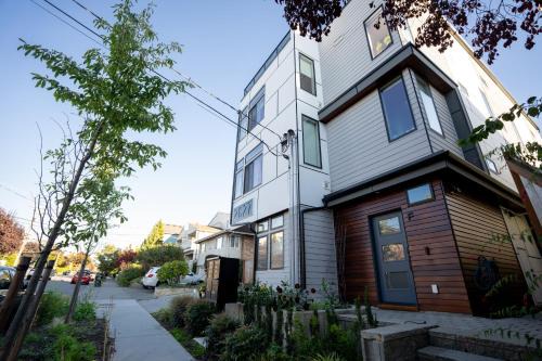 Seattle Townhouse with Rooftop Deck in Ballard