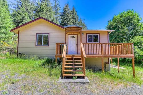 Secluded & comfortable dog-friendly home with deck plus ATV & boat parking in North Bend
