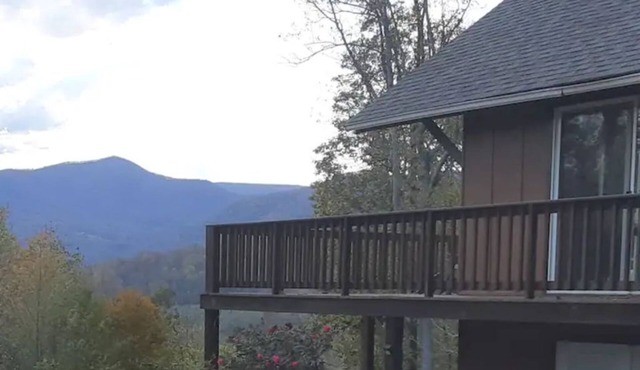 Serendipity with a View. (cozy mountain retreat)