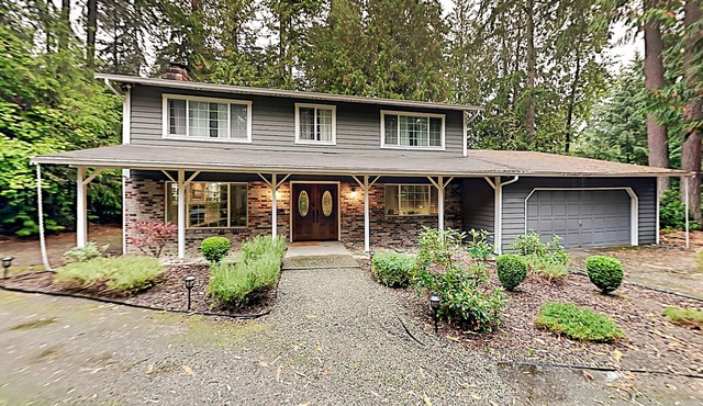 Serene 1-Acre Retreat with Gourmet Kitchen - Grill, Alfresco Dining & Firepit