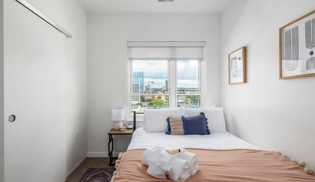 Shades of Blue Elegant Suite l Free Parking + Gym