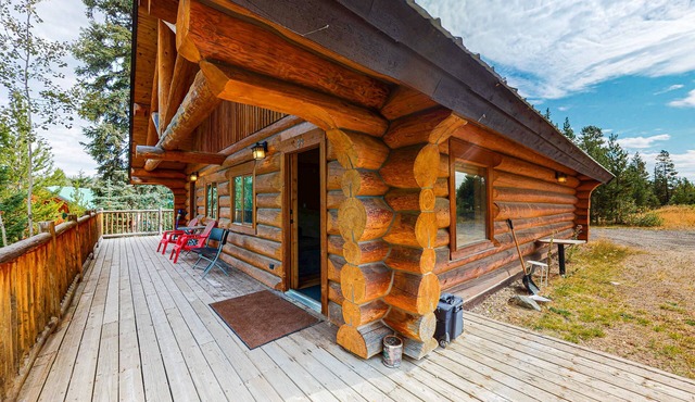Side-by-side cabins with decks, 2 full kitchens, and free internet