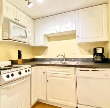Siesta Beach Cottage, Sleeps 6, Walk to Beach, Stores, & Restaurants
