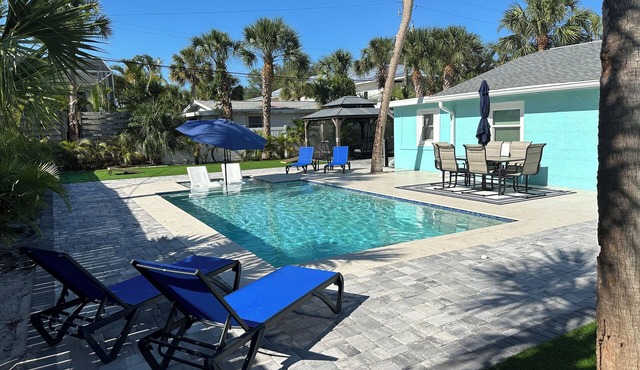 Siesta Key cottage in the village , 3 blocks to beach, Large private heated pool