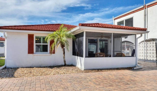 Siesta Key - PRIVATE BEACH - Heated Pool - Walkable to activities