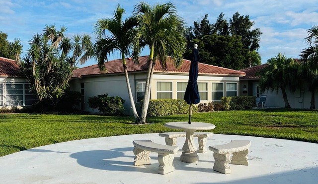 Siesta Key Villa/Walk to the Beach/Heated Pool