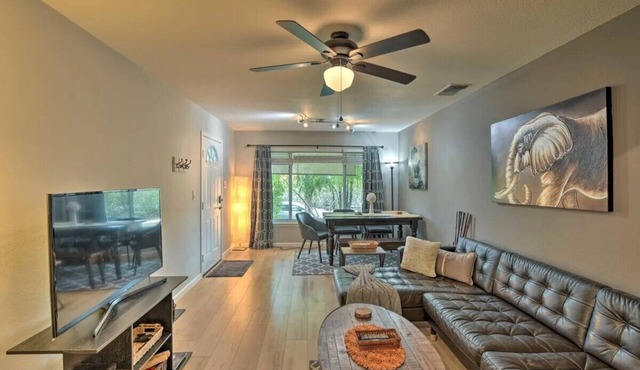 Silver Modern 2BR: Pet-Friendly Oasis w/Fenced Private Garden Near Downtown