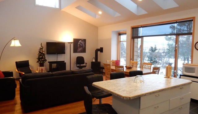 Silver Star Road Suites - Detached Two Bedroom Suite