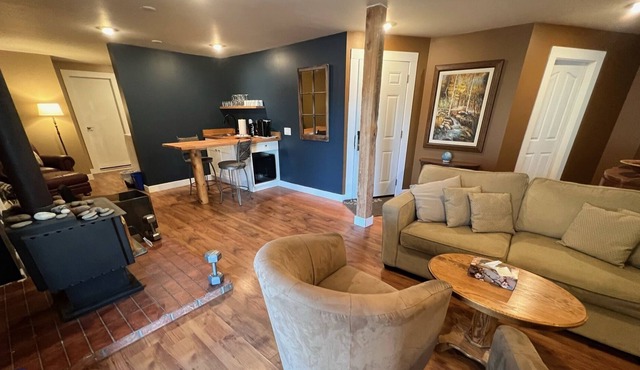 Similkameen Wild 5-BDR Homestead Suite Immersed in Nature and on the River