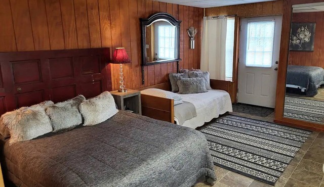 Simple Suite Rental for Relaxing Vacation in the Ozarks near Branson, Missouri