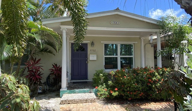 Single Family Home, 3 Bedroom, 2 Baths, Pool. Great Value!