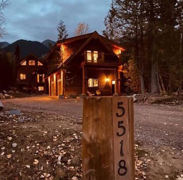 Ski-In Chalet: Private Hot tub, Bonus Bunk House