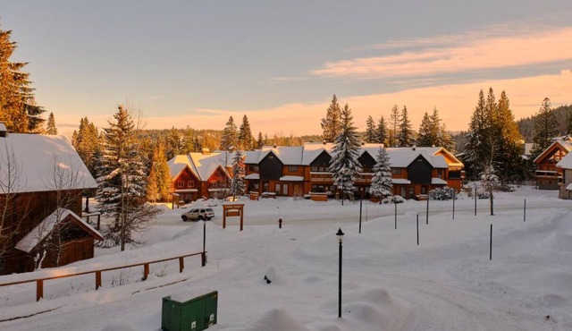 Ski in, Ski Out Condo with Hot Tub @ Red Mountain, Rossland