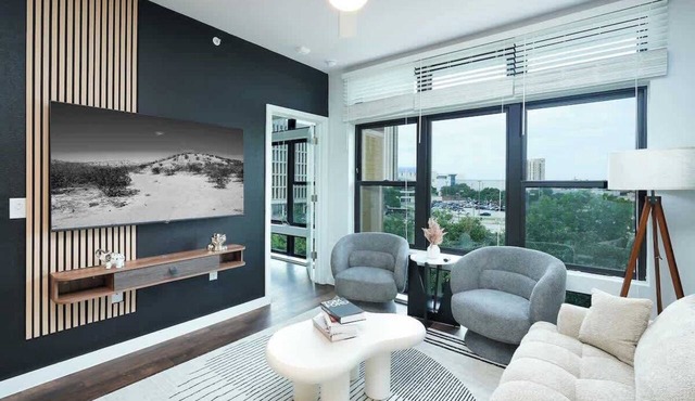 Sleek 1BR w/Gym, Parking Near Rvrwalk & Dome