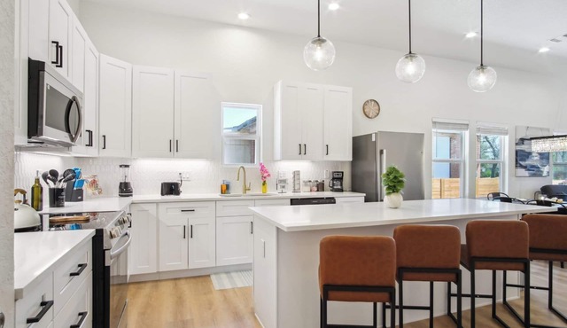 Sleek 4br/3ba Urban Living w/Downtown Views!