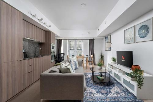 Sleek Urban 1BD with Den next to Yorkville