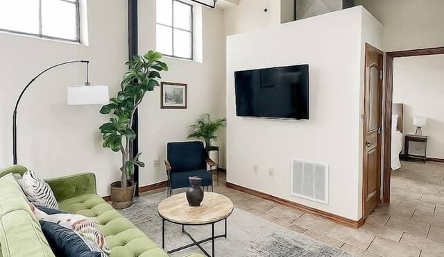 Sleepover | Pristine 2BD/1BA Condo - Downtown SGF