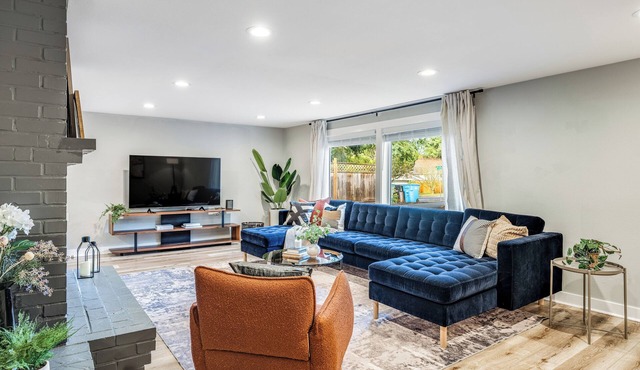 Sleeps 18 · Triplex · 9BR · 3 Kitchens · 1 Yard