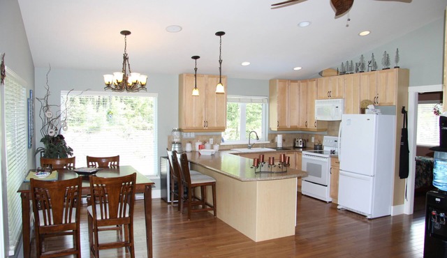 Sleeps 5, Walking Distance to the Beach, Panoramic Lake Views