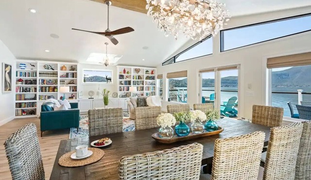 Smiling Otter Retreat! Large Lakefront Luxury House.Pool.Spa.Sauna.Games.Pets