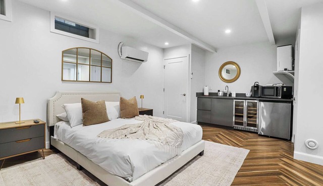 Sojourn Sleek Georgetown Studio with Patio