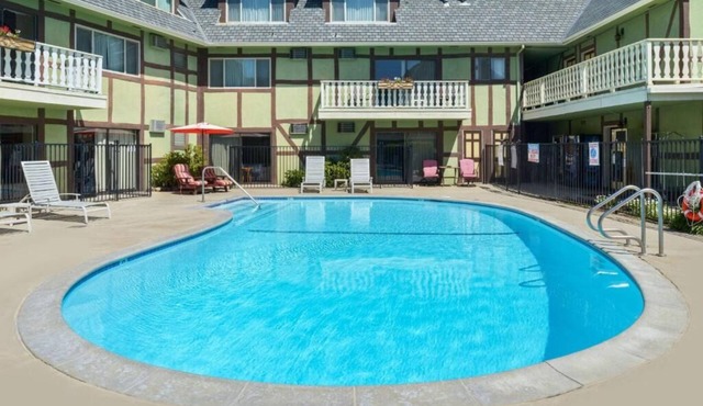 Solvang Theaterfest Lodging! Continental Breakfast, Parking, Outdoor Pool!