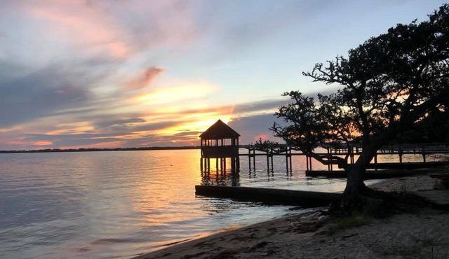 Soundfront Beach House with Kayaks, Sailboat & lots of Beach Toys! in Kill Devil Hills